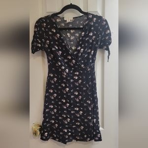 Women's wrap floral design dress. Size: XS